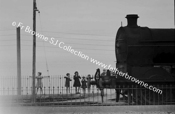 CHILDREN WATCHING 2.50 BELFAST UP (TWO ENGINES)